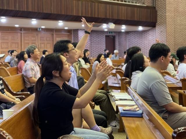 청년들이 8일 서울 용산구 청암교회에서 진행한 청년 특새에 참여해 손을 들고 찬양하고 있다.