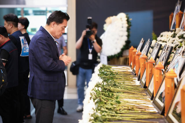 이재준 수원특례시장이 화성시 공장 화재사고 희생자 추모분향소에서 묵념하고 있다. 수원특례시 제공