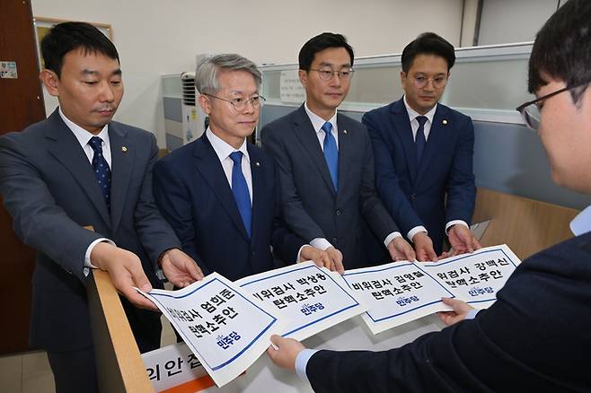 더불어민주당 김용민(왼쪽부터), 민형배, 장경태, 전용기 의원이 2일 오후 서울 여의도 국회 의안과에서 ‘비위 의혹’ 검사 4명에 대한 탄핵소추안을 제출하고 있다. [사진 제공=연합뉴스]