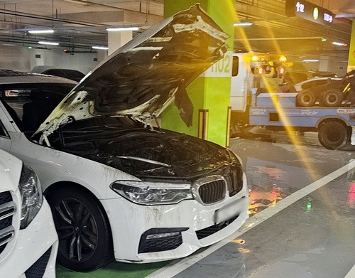 불에 탄 BMW 차량 [사진출처=연합뉴스/독자 제공]