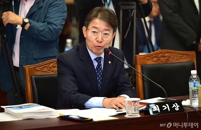 [대구=뉴시스] 이무열 기자 = 최기상 더불어민주당 의원이 23일 대구 북구 대구시청 산격청사에서 열린 국회 행정안전위원회의 대구시에 대한 국정감사에서 질의하고 있다. 2023.10.23. lmy@newsis.com /사진=이무열
