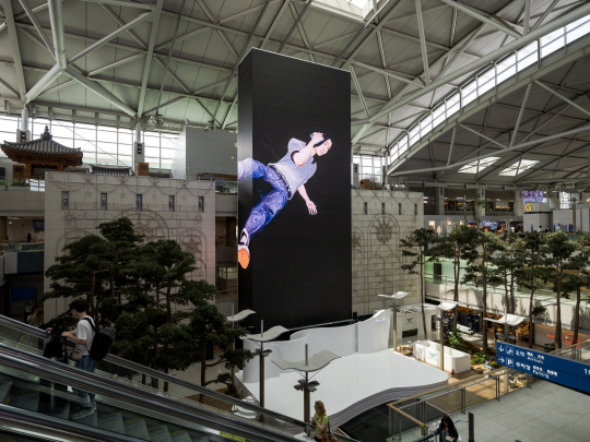 인천공항 제1터미널의 대형미디어타워. 김희천 작가의 ‘더블포져’ 가 설치돼 있다. 예술경영지원센터 제공