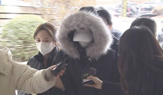 만취 상태로 운전하다 배달 오토바이를 몰던 50대 남성과 추돌 후 적절한 구호 조치를 하지 않았다는 논란이 불거진 20대 여성 A씨가 지난 2월 서울중앙지법에서 열린 특정범죄 가중처벌 등에 관한 법률 위반(위험운전치사) 혐의에 대한 구속 전 피의자 심문(영장실질심사)에 출석하고 있다.[연합]