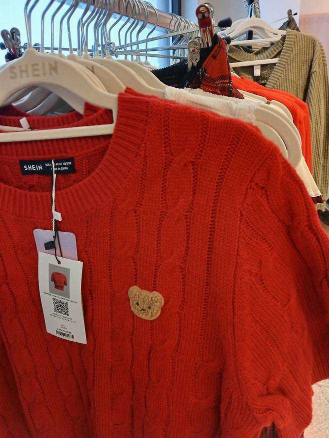 9일 오픈한 서울 성수동의 쉬인 팝업스토어의 이 니트는 1만4000원이다. 김희량 기자