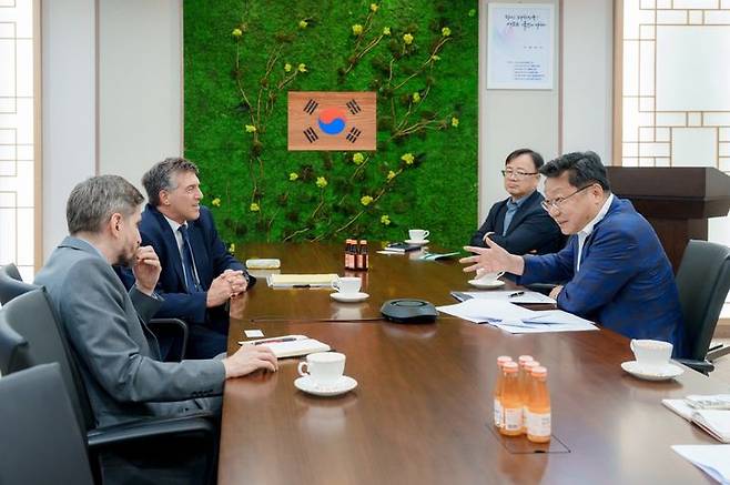 [서울=뉴시스] 주형환 저출산고령사회위원회 부위원장이 9일 오후 아키바 토르 주한이스라엘 대사를 만나 저출생 관련 대책에 대해 논의하고 있는 모습. (사진=저출산고령사회위원회 제공) 2024.0.7.09. photo@newsis.com *재판매 및 DB 금지