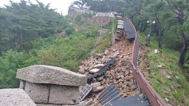 비에 무너진 한양도성 성곽 일부 구간. 국가유산청