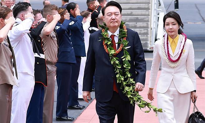 윤석열 대통령과 김건희 여사가 8일(현지시간) 북대서양조약기구(NATO·나토) 75주년 정상회의 참석에 앞서 미국 하와이 히캄 공군기지에 도착해 도열병의 거수 경례를 받으며 공항을 빠져나가고 있다. 연합뉴스