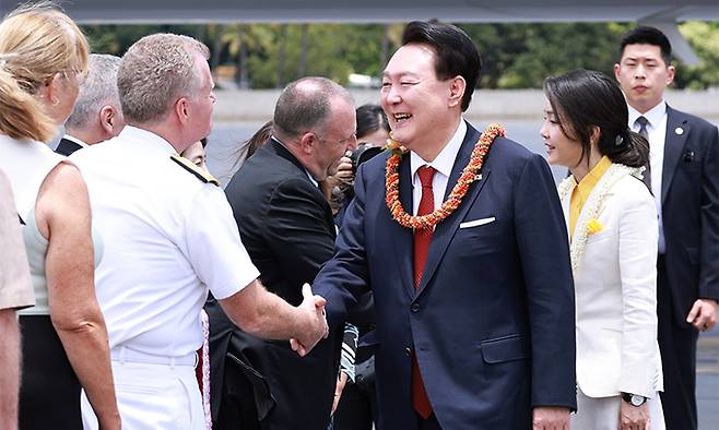 윤석열 대통령과 김건희 여사가 8일(현지시간) 북대서양조약기구(NATO·나토) 75주년 정상회의 참석에 앞서 미국 하와이 히캄 공군기지에 도착, 환영 나온 새뮤얼 퍼파로 미국 인도·태평양 사령관 내외 등과 웃으며 악수하고 있다. 연합뉴스