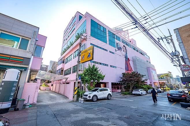 임대인 곽 아무개씨는 H 건물(분홍색 건물)을 담보로 은행 대출 약 70억원이 나올 예정이라고 주장했다. ⓒ시사IN 박미소