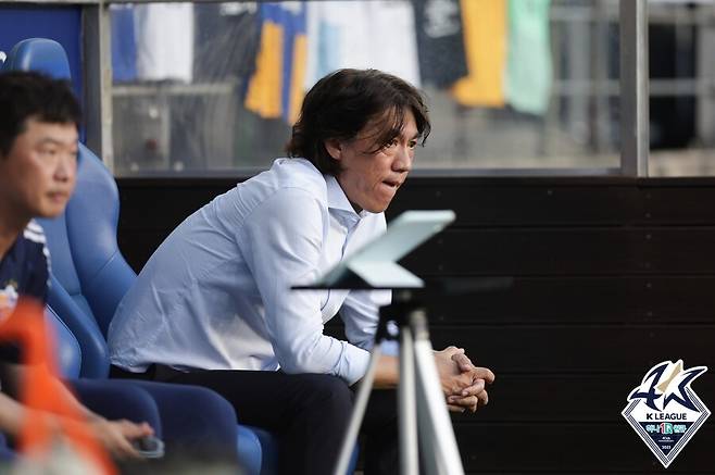 ▲ K리그1 울산 HD는 "홍명보 감독이 국가대표팀으로 간다. 우리 구단이 보내주는 것이다. 우리 구단이 리그를 가볍게 보거나 구단의 목표와 팬의 염원을 가볍게 생각해서가 아니다. 우리 구단의 자부심과 자신감이 있기 때문"이라고 홍명보 감독과 작별을 공식화 했다. ⓒ 한국프로축구연맹