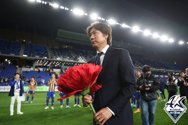 울산팬들에게 선물을 받은 홍명보 감독. /사진=한국프로축구연맹 제공