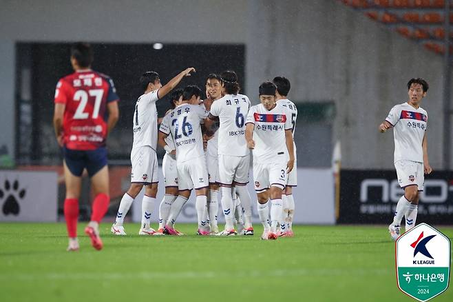 득점 후 기뻐하는 수원FC 선수들. /사진=한국프로축구연맹 제공