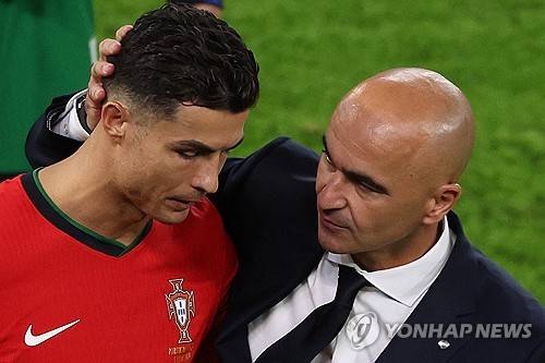 세계적인 슈퍼스타 크리스티아누 호날두가 불혹을 앞둔 나이에도 축구화를 벗지 않으려고 하는 이유가 알려졌다. 호날두가 자신을 따라 축구선수의 꿈을 키우고 있는 아들 크리스티아누 호날두 주니오르(주니어)와 함께 그라운드를 누비는 꿈을 꾸고 있다는 이야기가 나왔다. 이는 과거 첼시, 유벤투스, 피오렌티나 등에서 공격수로 활약했던 전직 축구선수 무투의 주장이다. 사진 연합뉴스