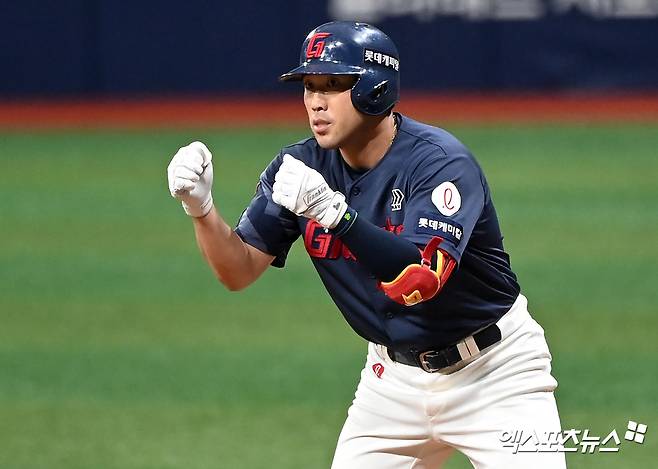 12일 오후 서울 구로구 고척스카이돔에서 열린 '2024 신한 SOL Bank KBO리그' 롯데 자이언츠와 키움 히어로즈의 경기, 7회초 무사 1,3루 롯데 전준우가 1타점 적시타를 날린 후 세리머니를 하고 있다. 엑스포츠뉴스 DB