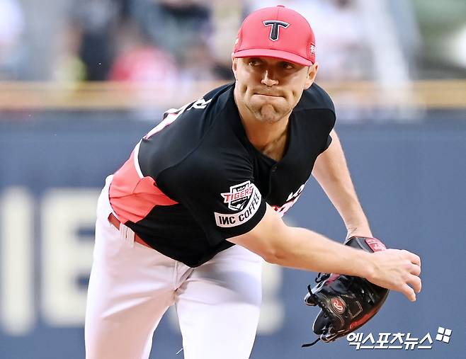 KIA 투수 네일은 9일 잠실구장에서 열린 '2024 신한 SOL Bank KBO 리그' LG와 주중 3연전 첫 경기에서 선발 등판했다. 경기 중후반인 4회말 퍼펙트 행진이 깨졌고, 5회말 노히트 행진에 마침표가 찍혀 흔들렸다. 최종 성적 5⅓이닝 4실점으로 시즌 8승(2패)을 챙겼다. 엑스포츠뉴스 DB