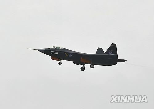 CHINA-ZHUHAI-AIRSHOW(CN) (141111) -- ZHUHAI, Nov. 11, 2014 (Xinhua) -- A Chinese J-31 stealth fighter performs at the 10th China International Aviation and Aerospace Exhibition in Zhuhai, south China's Guangdong Province, Nov. 11, 2014. Some 700 exhibitors at home and abroad with 130-plus planes attended the airshow from Nov. 11 to 16. (Xinhua/Liang Xu) (ry)