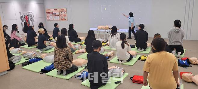 서울 구로구 예림디자인고등학교 학생들이 9일 오후 마곡안전체험관 보건안전체험존에서 심폐소생술 실습을 하고 있다. (사진=양희동 기자)