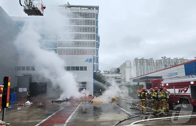 10일 오전 8시 43분쯤 경북 구미시 공단동 배터리 재활용 공장에서 불이 나 출동한 소방관들이 진화작업을 벌이고 있다. (독자 제공) 2024.7.10/뉴스1