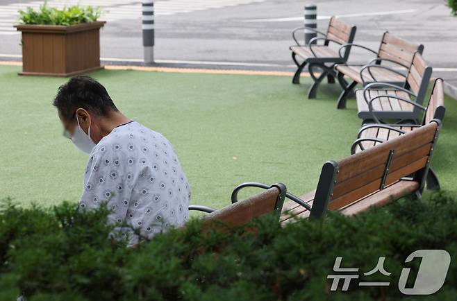 5일 서울의 한 병원에서 환자들이 휴식을 취하고 있다. 2024.7.5/뉴스1 ⓒ News1 신웅수 기자