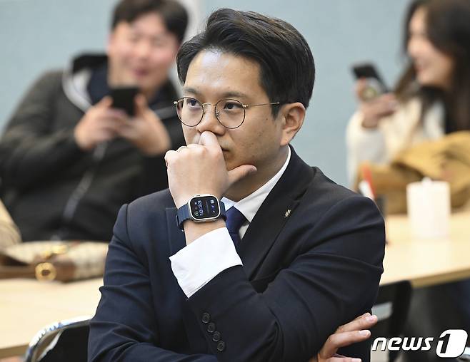 제22대 국회의원 선거 경기 화성정에 출마한 전용기 더불어민주당 후보가 10일 오후 경기 화성시에 위치한 선거사무소에서 출구조사 결과를 보고 있다. 2024.4.10/뉴스1 ⓒ News1 경기사진공동취재단