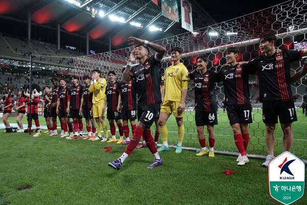 결승골 후 팬들에게 인사하는 자리예서의 제시 린가드. 사진┃한국프로축구연맹