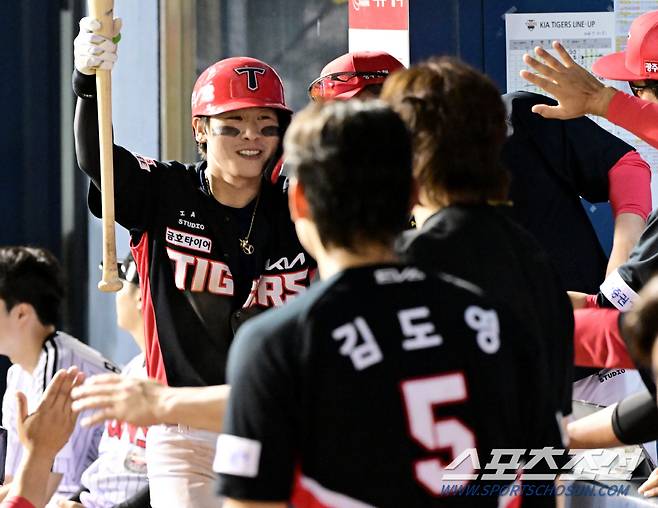 10일 잠실구장에서 열린 KIA-LG전. 10회초 1사 3루 역전 1타점 희생플라이를 친 박찬호가 환영받고 있다. 잠실=정재근 기자 cjg@sportschosun.com/2024.7.10/