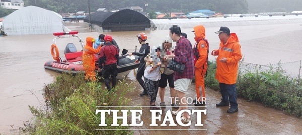 대전 서구 용촌동 한 마을이 침수되면서 27가구가 물에 잠기고 주민들이 고립되는 사고가 발생했다. 사진은 구조대원들이 고립된 주민들을 구조하고 있는 모습. / 대전소방본부