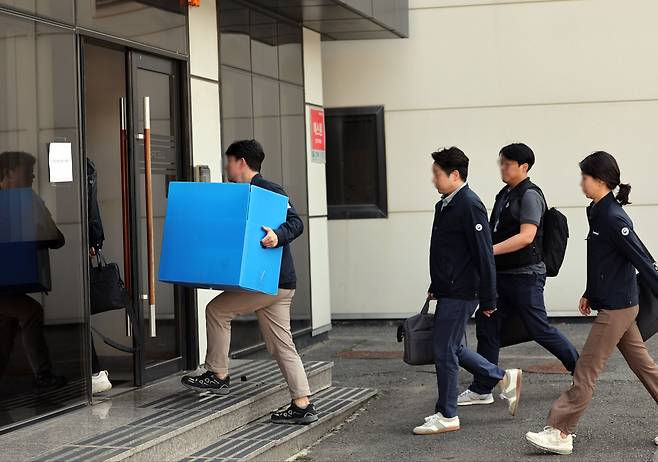 지난달 26일 오후 경기 화성시 서신면 일차전지 업체 아리셀 공장에서 경찰과 고용노동부 관계자들이 압수수색을 하고 있다. /연합뉴스