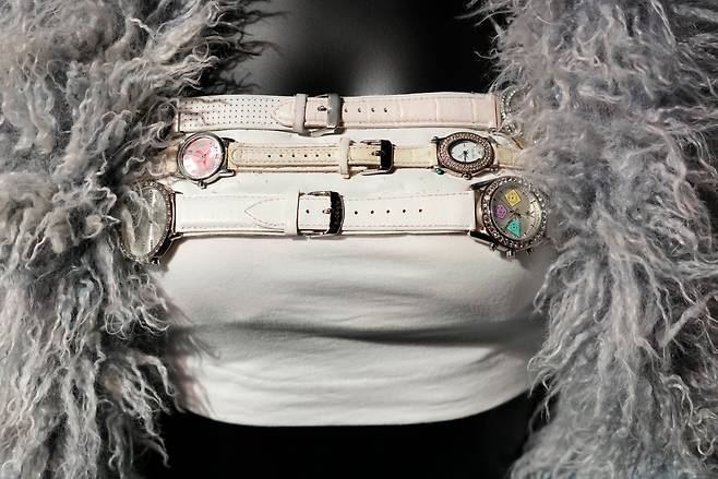 르세라핌이 '이지'(EASY) 뮤직비디오 촬영 당시 사용했던 의상이 미국 그래미 뮤지엄에 전시돼 있다. /AP 연합뉴스