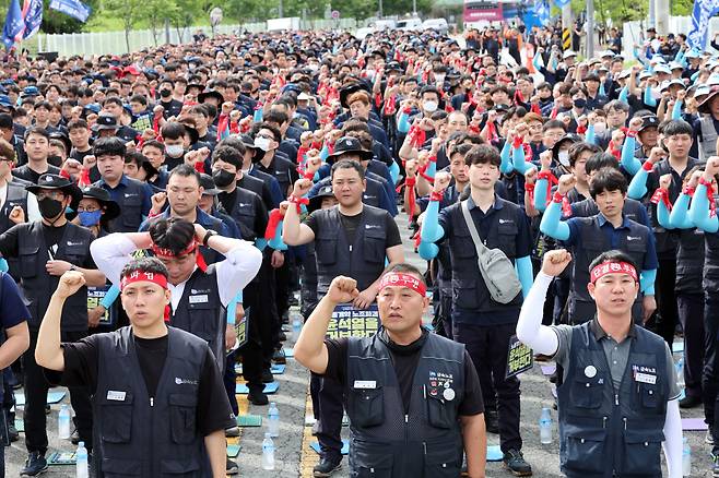 10일 오전 광주 광산구 진곡산단 모트라스 광주공장 앞에서 열린 금속노조 총파업투쟁 광주전남대회에서 참가자들이 구호를 외치고 있다./연합뉴스