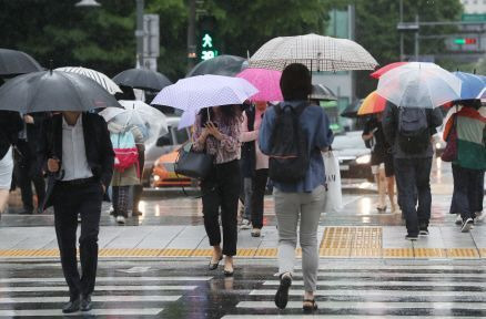 내일 전국 대부분 지역의 최고체감온도가 31도를 오르내리고, 일부 지역은 소나기가 내릴 전망이다. ⓒ뉴시스