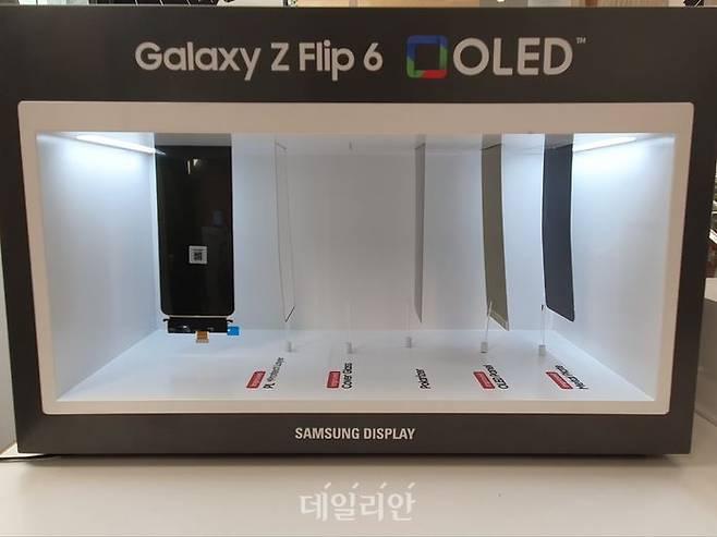 '갤럭시 Z 플립6'는 슬림해진 디자인에도 내구성은 한층 강화됐다. 외부 충격을 보다 분산시킬 수 있도록 듀얼 레일 힌지(Hinge)의 구조와 설계가 한단계 더 진화됐다. 메인 화면의 재질을 강화해 화면 주름도 개선됐다. 강화된 '아머 알루미늄(Armor Aluminum)' 프레임과 '코닝® 고릴라® 글래스 빅터스® 2(Corning® Gorilla® Glass Victus® 2)'는 더욱 강력한 내구성을 제공한다.ⓒ데일리안 조인영 기자