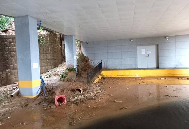 10일 밤새 폭우가 쏟아졌던 전북자치도 군산시 중앙중학교 인근 산에서 토사가 흘러내려 있다. 2024.7.10 전북자치도교육청 제공