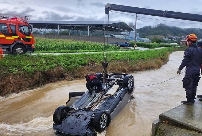 물에 빠진 70대 남성의 차량. 2024.7.10 옥천소방서 제공