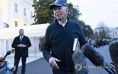 백악관을 나서면서 기자들의 질문을 받고 있는 조 바이든 미국 대통령[EPA 연합뉴스 자료사진]