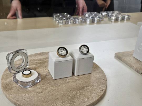 '갤럭시 링' 제품과 충전기. 김나인 기자