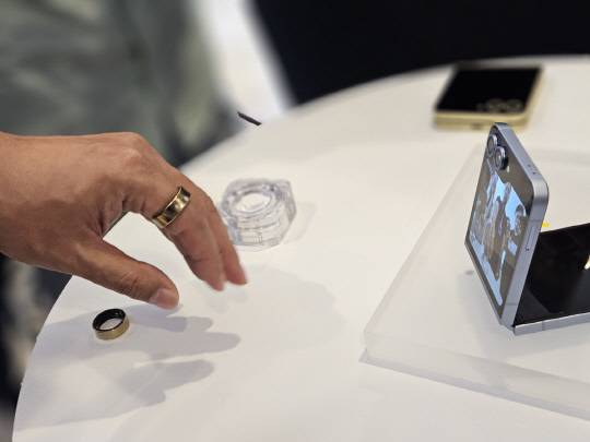 한 이용자가 '갤럭시 링'을 착용하고 '더블핀치' 동작을 하니 사진이 찍히고 있다. 김나인 기자