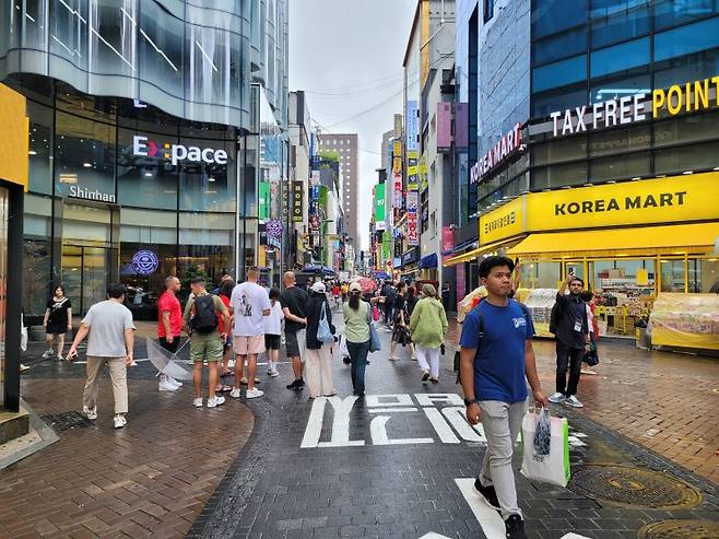 지난 9일 궂은 날씨에도 서울 중구 명동역 상권을 찾은 외국인 관광객들이 오가고 있다. 사진=최용준 기자