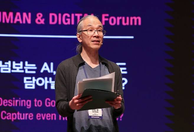 제3회 한겨레 사람과디지털포럼(사람 넘보는 AI, 인간 가치도 담아낼 수 있을까?)이 2024년 6월12일 오전 서울 중구 대한상공회의소 국제회의장에서 열려 테드 창 SF 작가가 ‘인공 지능, 인공물, 예술’을 주제로 강연하고 있다. 김영원 기자 forever@hani.co.kr