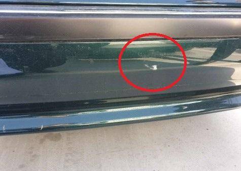 A씨 사고 당시 피해차량 사진. 붉은 원 안에 있는 자국 외엔 차량에 별다른 이상이 없었지만, 피해자와 동승자는 약 2년 4개월 동안 통원치료를 받으며 총 1,680만 원가량의 치료비를 청구했다. A씨 제공