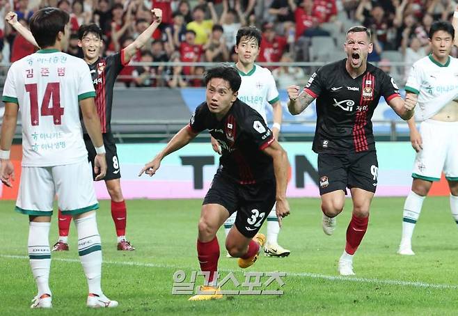 프로축구 '하나은행 K리그1 2024' 22라운드 FC서울과 대전하나시티즌의 경기가 10일 오후 서울 마포구 서울월드컵경기장에서 열렸다. 후반 조영욱이 동점골을 넣고 있다. 노골 판정이 났지만 비디오판독 끝에 골 인정. 상암=김민규 기자 mgkim1@edaily.co.kr /2024.07.10/