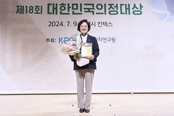 전명자 (더불어민주당·3선) 대전 서구의원이 9일 경기도 고양시 킨텍스에서 열린 2024년도 제18회 대한민국의정대상에서 '최고의장상'을 수상한 뒤 기념사진을 촬영하고 있다.[사진=대전서구의회]