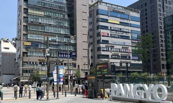 경기도 성남시 분당구 판교테크노밸리는 네이버, SK바이오팜 등 국내 손꼽는 ITㆍ바이오 기업이 몰린 ‘스타트업의 성지’ 다. 지난달 19일 찾은 판교역 인근 상가와 오피스는 공실률이 5% 미만이었다. 이아미 기자