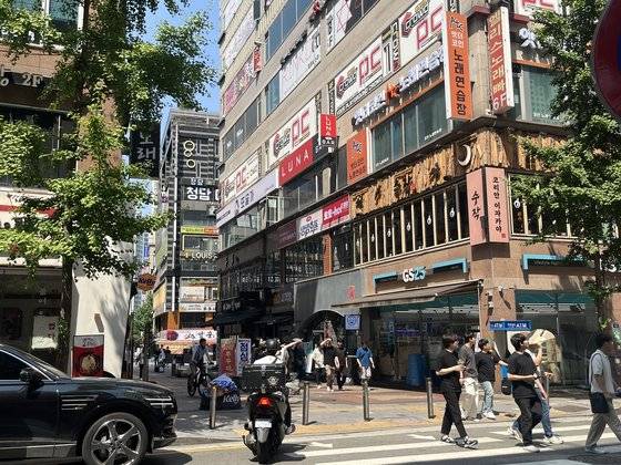 '반도체' 훈풍에 동탄신도시도 소비가 늘고 있다. 지난달 19일 동탄의 주요 상권 중 하나 인 북광장은 사람들로 북적인다. 이아미 기자