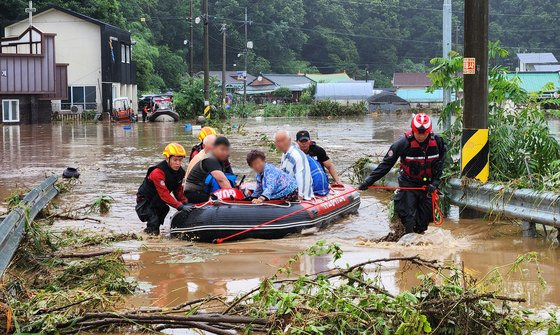 10일 오전 대전시 서구 용촌동 마을에서 출동한 119구조대원들이 침수로 고립된 주민을 고무보트를 이용해 구조하고 있다. 프리랜서 김성태