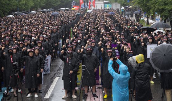 전국삼성전자노동조합 조합원들이 8일 오전 경기도 화성시 반월동 삼성전자 화성사업장에서 열린 총파업 결의대회에서 구호를 외치고 있다. 뉴스1