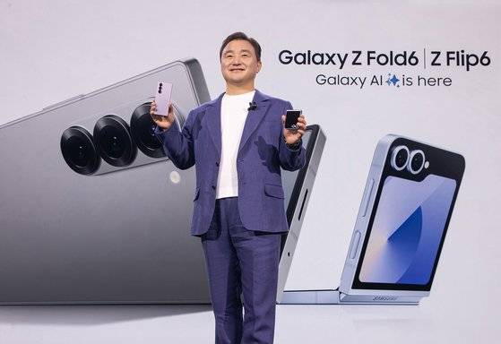10일(현지시간) 프랑스 파리 '카루젤 뒤 루브르'에서 열린 삼성전자 '갤럭시 언팩 2024'에서 노태문 MX사업부장(사장)이 AI 폴더블 폰 '갤럭시 Z 폴드6'와 '갤럭시 Z 플립6'를 공개했다. 사진 삼성전자