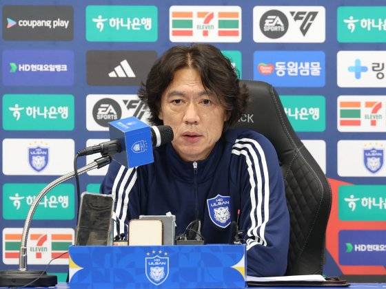 10일 오후 울산 문수축구경기장 프레스센터에서 축구 국가대표팀 감독으로 내정된 울산 HD 홍명보 감독이 광주FC와의 경기 후 기자회견을 하고 있다. 연합뉴스