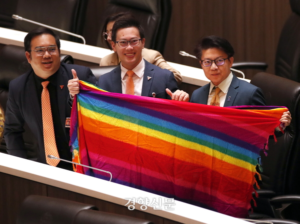 태국 하원 의원들이 지난 3월27일(현지시간) 결혼평등법 통과를 축하하며 무지개 깃발을 들고 있다. 방콕|EPA연합뉴스