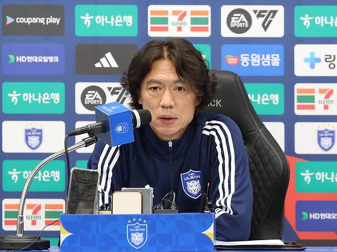 홍명보 울산 감독이 10일 울산문수구장에서 열린 K리그1 광주FC전에서 0-1로 패배한 뒤 축구대표팀 사령탑 내정과 관련해 입장을 밝히고 있다.  울산 | 연합뉴스